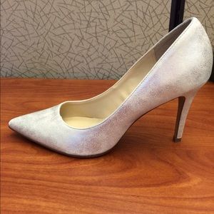 Metallic Rock & republic pumps in silver.