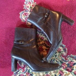 Etienne Aigner leather zip up ankle boots. 7.5 M