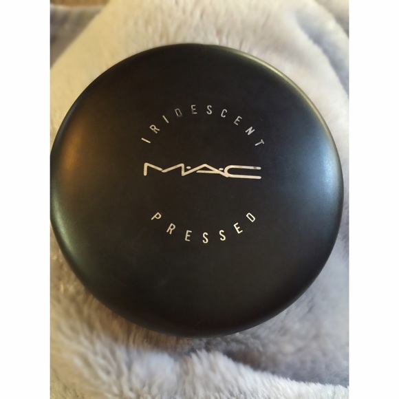 MAC iridescent pressed powder highlighter✨