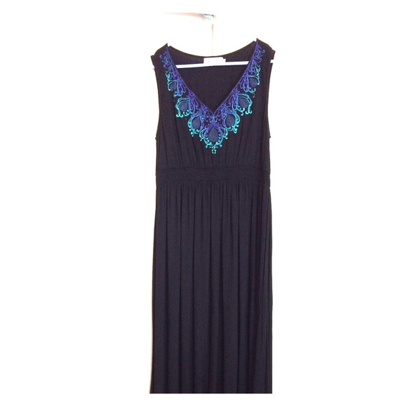 Elle Pretty neckline maxi