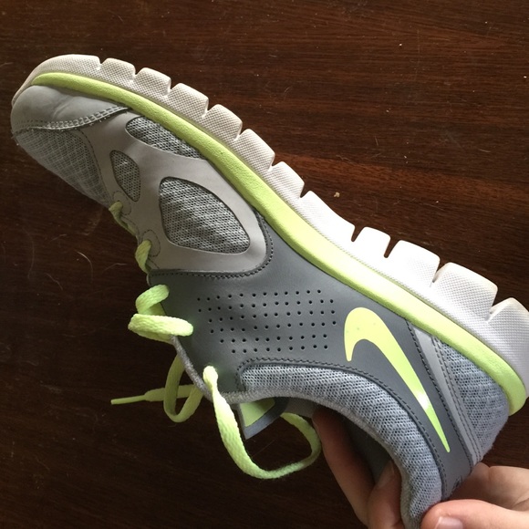 Nike tennis shoes 💚