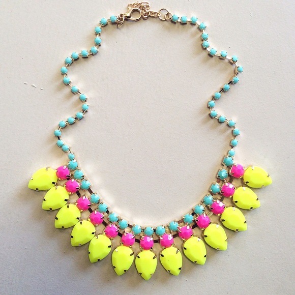 HwL Boutique Jewelry - Cute statement necklace