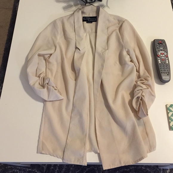 Ali and Kris white blazer - Picture 2 of 3