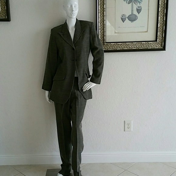 Sleek and modern pantsuit - Picture 1 of 4