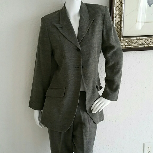 Sleek and modern pantsuit - Picture 2 of 4