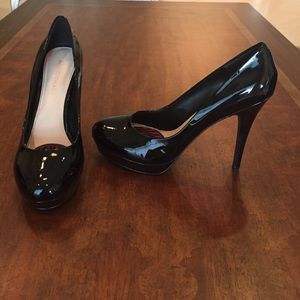 Arturo Chiang black Patton leather closedtoe pumps