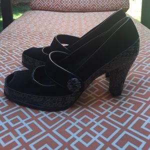 Aerosoles black suede heel