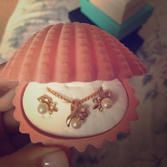 Pearl earring and necklace set