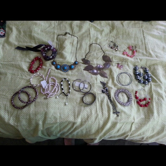 Costume jewelry lot- 20 pieces