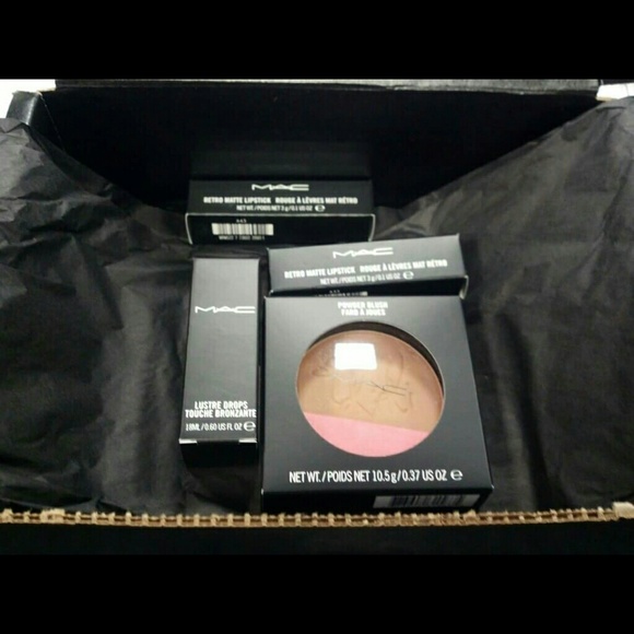 RiRi Hearts MAC Hibiscus Kiss Bronzer/ Blush Duo