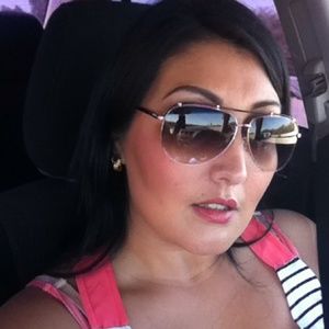 Meet your Posher, Yadira