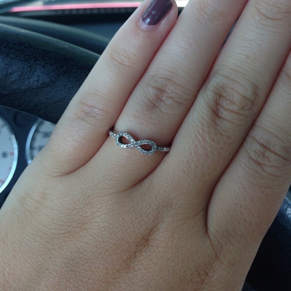 Kay Jewelers Jewelry - Kay Jewlers infinity diamond ring size 7