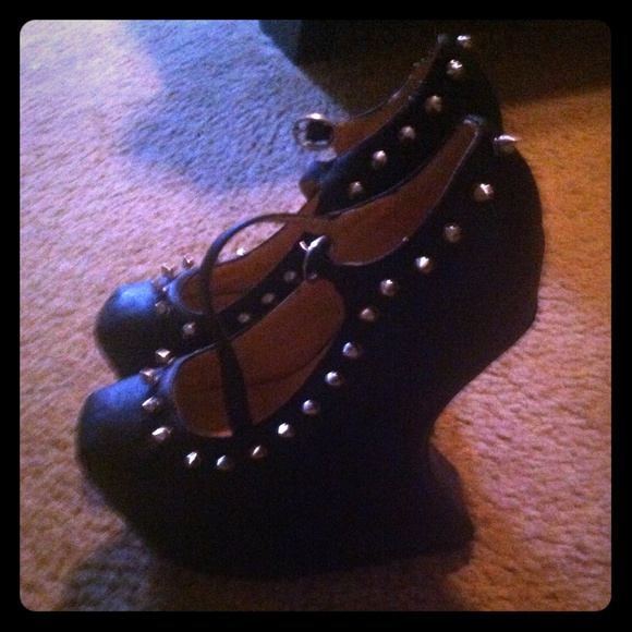 Wedge shoes black soft leather with studs!!! - Picture 1 of 4