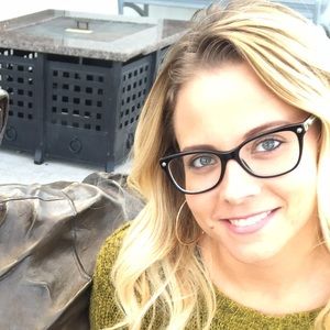 Meet your Posher, Caitlin