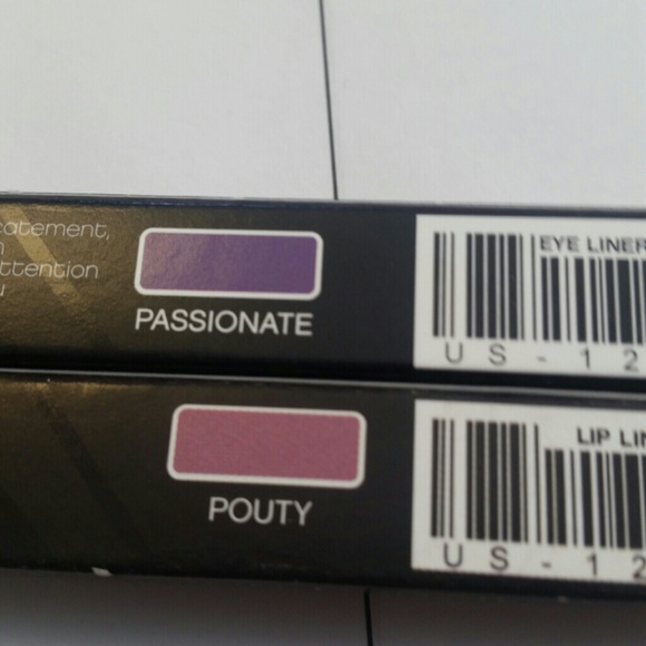 Younique lip liner