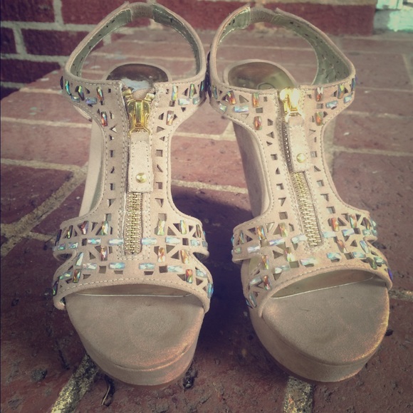 Carlos Santana Nude Wedges