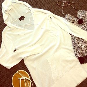 🎈PRICED TO SELL🎈NWOT White hooded swim cover