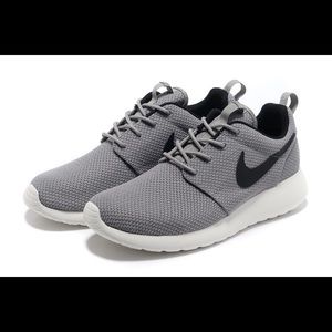 DISCOUNTED PRICE!!!! brand new nike roshes
