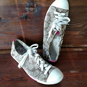 Tennis shoes