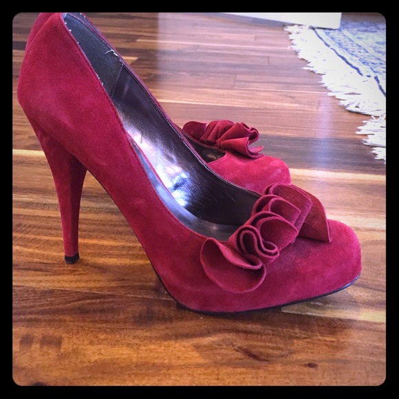 Steve Madden red suede pumps