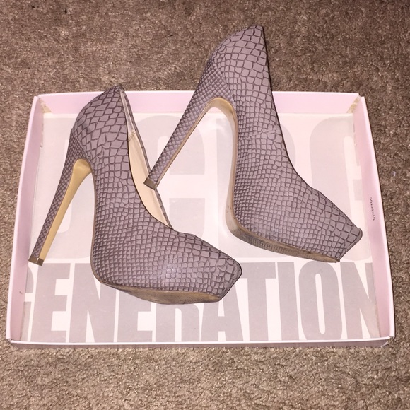 Gray Pumps. - Picture 2 of 3
