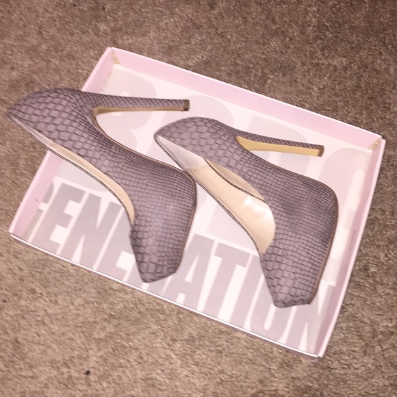 Gray Pumps. - Picture 3 of 3