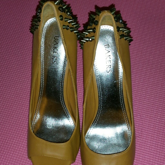 Shoes - Picture 3 of 4