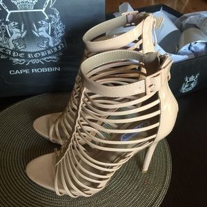 Nude beautiful strap shoes