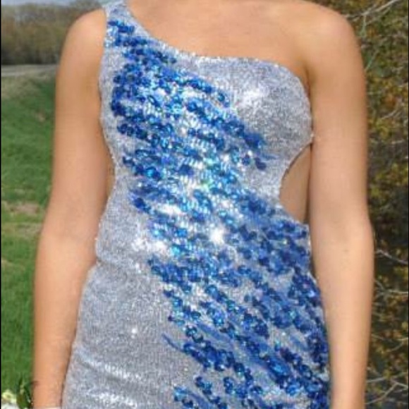 Beautiful prom dress size 2 - Picture 1 of 4
