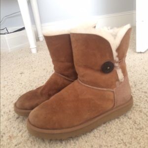 Bailey Button Chestnut Uggs