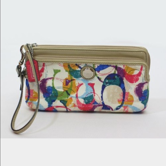 Coach Handbags - Stunning Coach Wristlet 💛