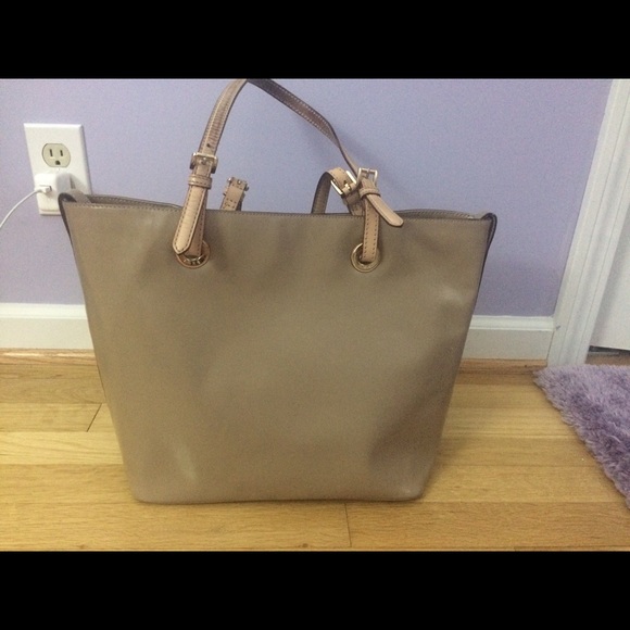 Price⬇️‼️Michael Kors leather tote