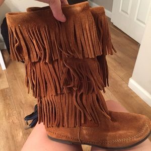 Minnetonka 3 Layer Fringe Boots Size 7