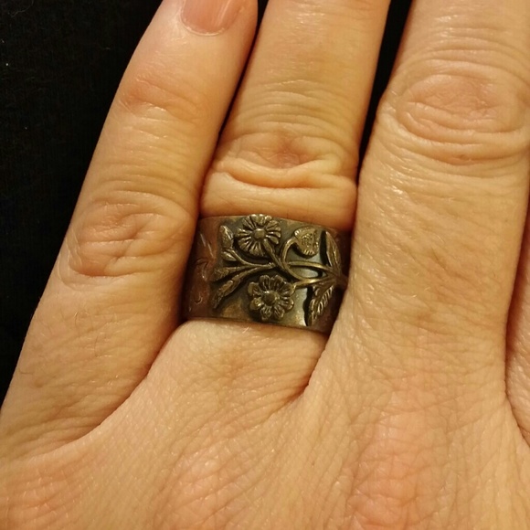 Unique ring - Picture 2 of 2