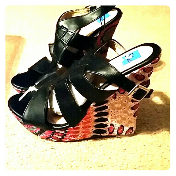 Black wedge's
