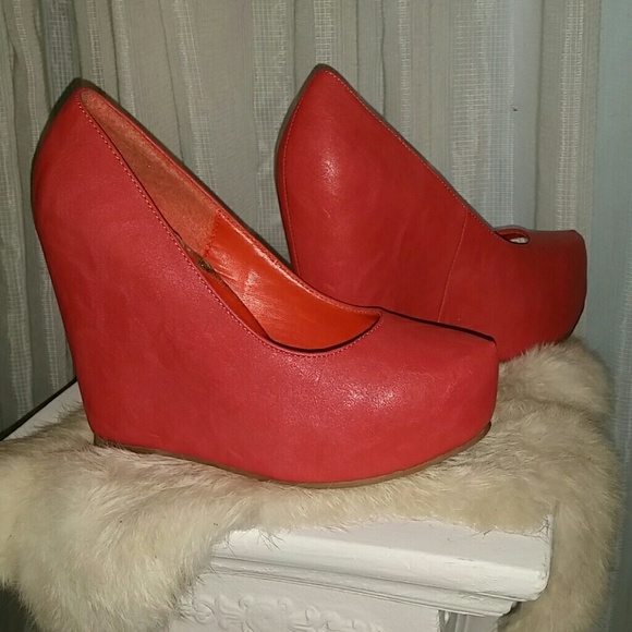 Coral platform shoe