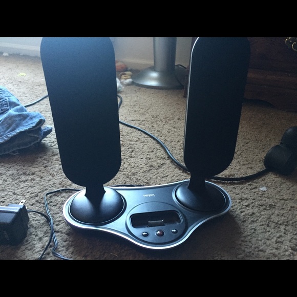 Wireless Speakers. Fits the old (big) iPods.