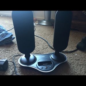 Wireless Speakers. Fits the old (big) iPods.