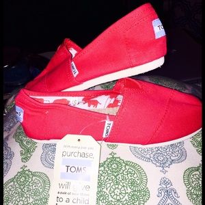 Toms- red