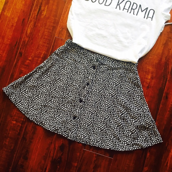 SOLD A-LINE DAISY PRINT SKIRT - Picture 2 of 4