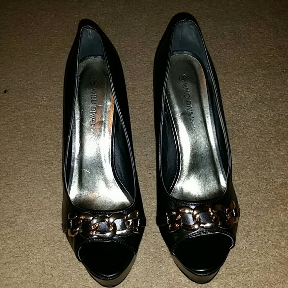 Black pumps