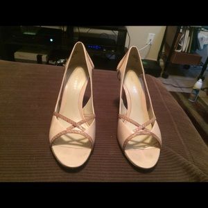 Nine West light beige heels with dark beige accent