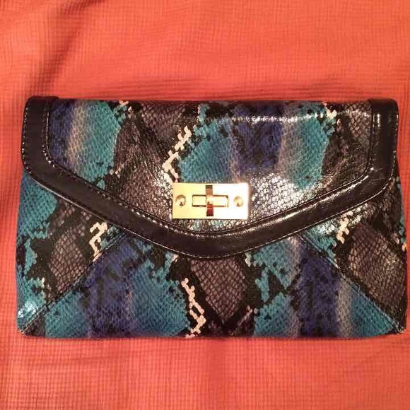 ALDO Handbags - 🆕 NWT ALDO python inspired clutch
