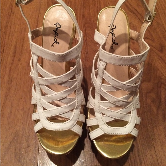 Beautiful white heels with wooden soles - Picture 2 of 4