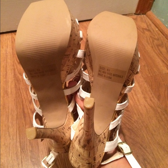 Beautiful white heels with wooden soles - Picture 3 of 4