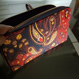 Stylish wristlet and card holder