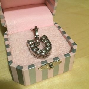 horse shoe charm