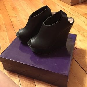 Madden Girl Wedges