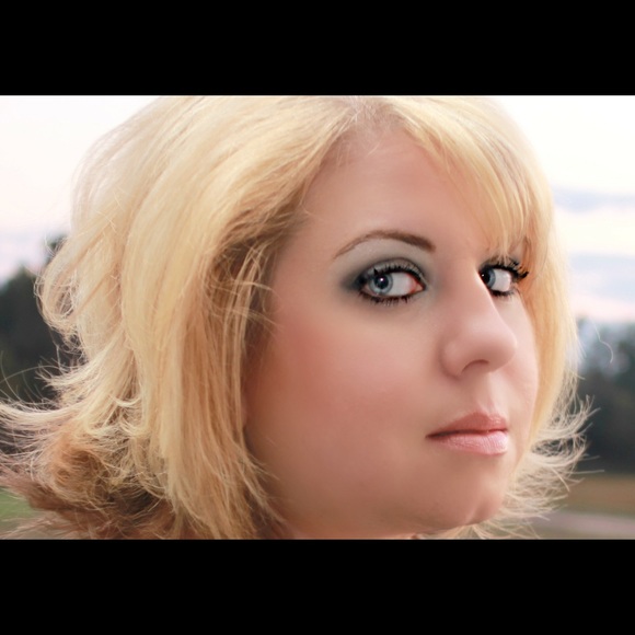 Meet your Posher, Beth - Picture 3 of 3