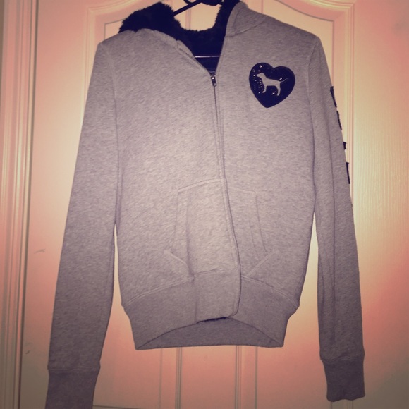 a Victoria's Secret sweatshirt😍